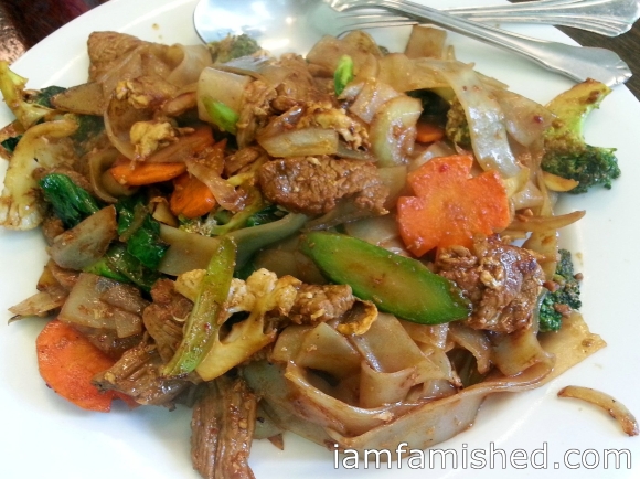 Beef Pad Se Ewe (stir fried large strip noodle with bean sprout, chinese broccoli, egg and sweetened soy sauce)